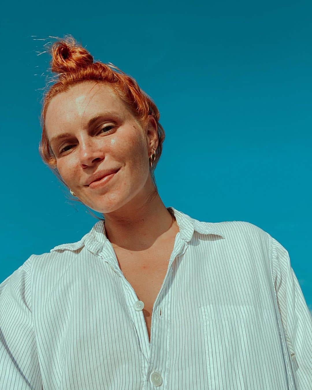 フィービー・ダールのインスタグラム：「Feeling grateful for the little joys each day, closing my eyes and feeling the warmth of the sun on my skin is one of the favorite self care practices. ☀️ What little rituals do you do to feel joy?」