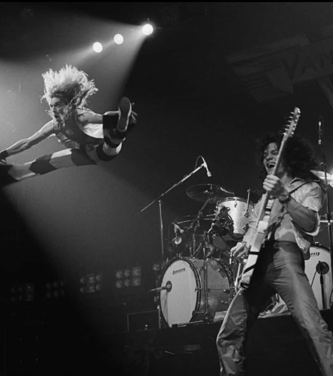 ジェレミー・ピヴェンのインスタグラム：「Eddie Van Halen took Rock ‘n’ roll in his hands and changed  it, made the guitar sounds like a new invention ... this was many people’s childhood , certainly was part of mine」