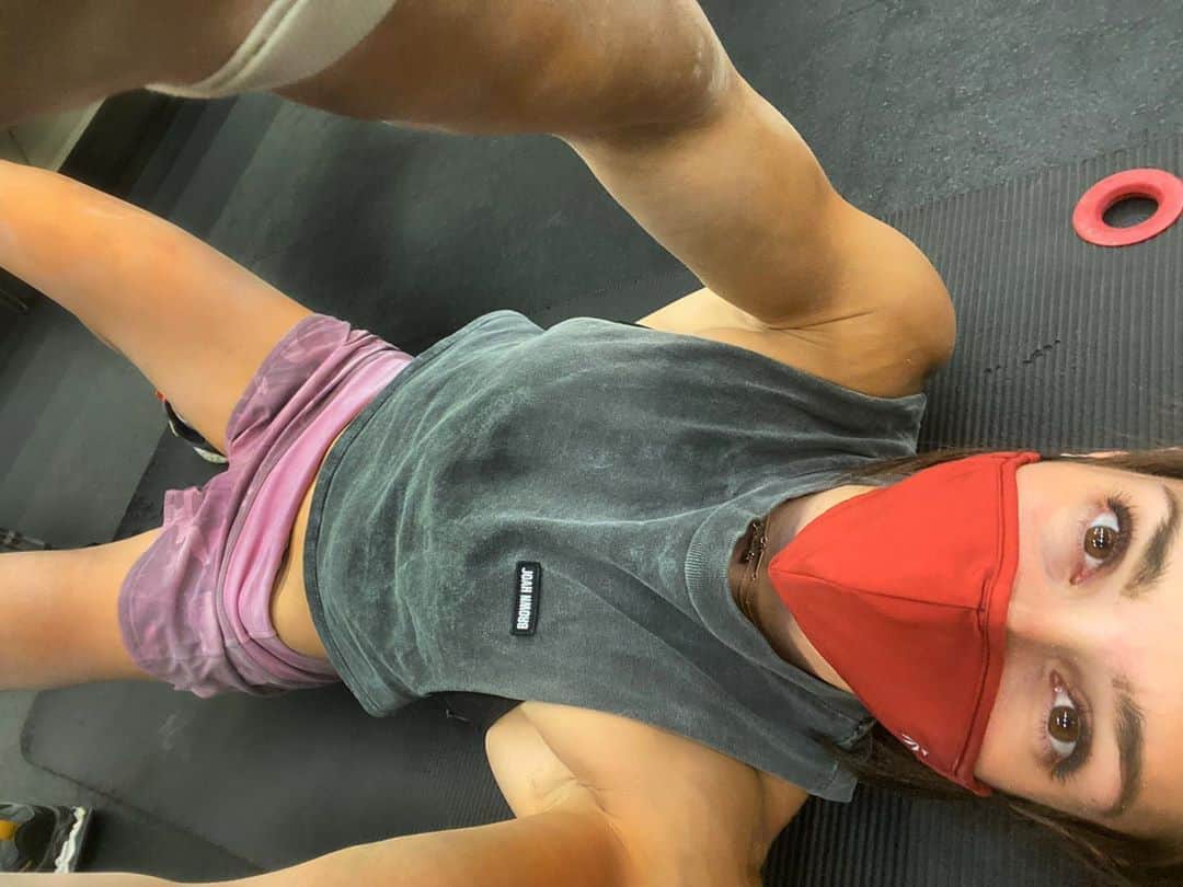 アレックス・パッチシオさんのインスタグラム写真 - (アレックス・パッチシオInstagram)「Get that workout in!! 💪🏻 . Burning core, tired arms, heavy legs. I LOVE the feeling of hard work, especially when your core hurts for days making it feel like you just got done with another core session. 💪🏻😛 . @scarpana @organicclimbing @frictionlabs @evn_cbd」10月8日 0時35分 - alex_puccio89