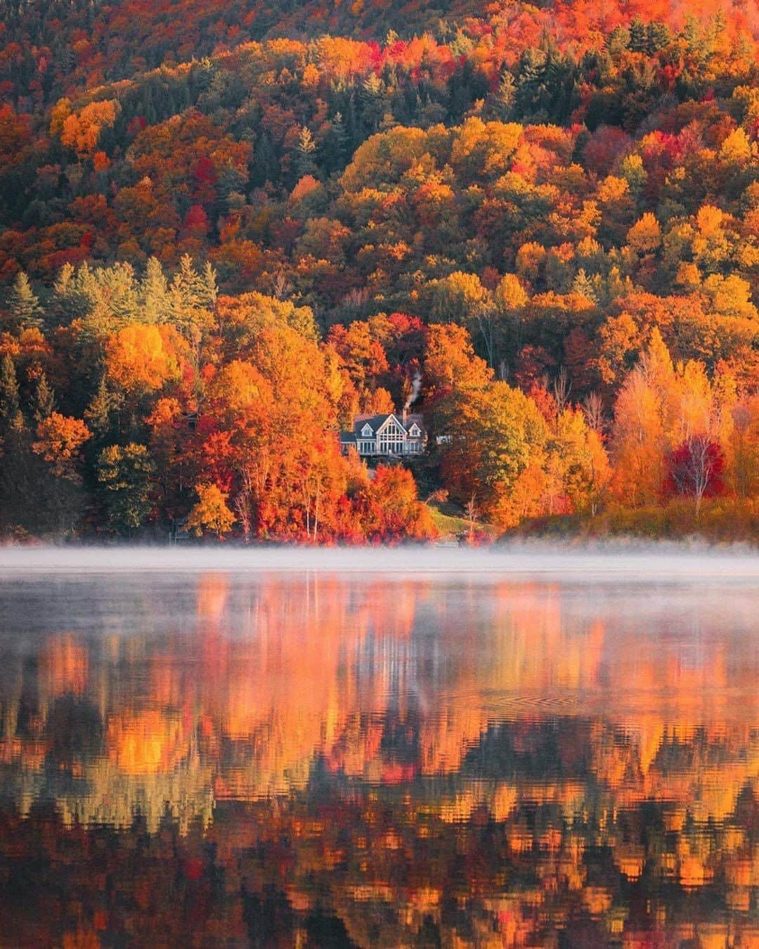 Discover Earthさんのインスタグラム写真 - (Discover EarthInstagram)「Who would you take there to chill with? "The perfect place to spend the rest of your days 🍁🍂 " 🇺🇸 #discoverVermont with @ryanresatka  #vermont #hiddenplaces #hotelhideaway」10月8日 0時45分 - discoverearth