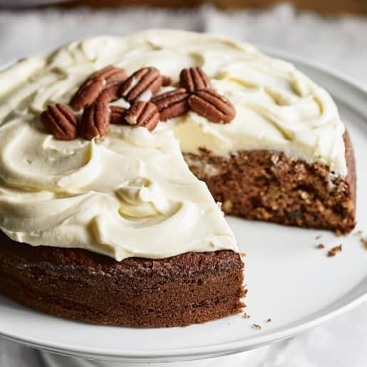 アイナ・ガーテンさんのインスタグラム写真 - (アイナ・ガーテンInstagram)「Applesauce Cake is a classic recipe but mine has a modern twist - bourbon soaked raisins AND bourbon cream cheese frosting!  And who doesn’t need more cream cheese frosting right now?? Recipe link in profile. #moderncomfortfood」10月8日 0時40分 - inagarten