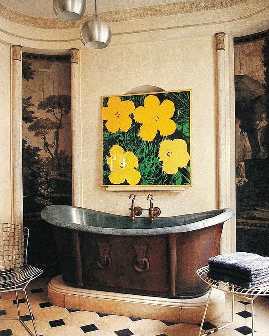Meganさんのインスタグラム写真 - (MeganInstagram)「The home of interior designer Frédéric Méchiche, Paris; in the bathroom grisaille wallpaper and ’Flowers’ by Andy Warhol via 〰 @the_london_list ✨ . . . . #andywarhol #bathtub #bathroomdesign #fredericmechiche」10月8日 0時43分 - zanzan_domus