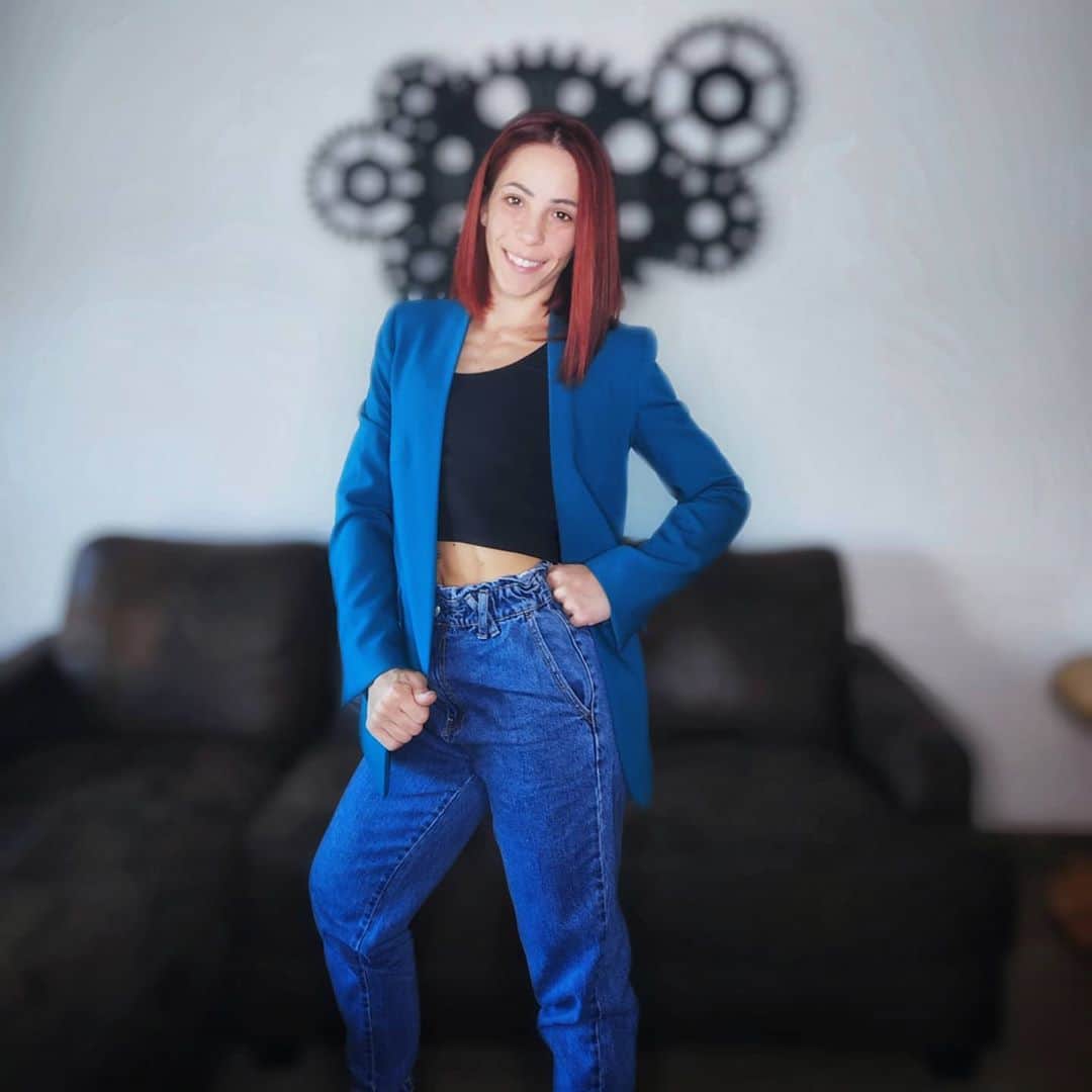 ニコーレ・デラ・モニカのインスタグラム：「Niente make up e niente filtro, solo l'effetto ritratto 🤣 ma che ne dite, mi dona più la tuta? Qualche volta, molto poche effettivamente, anch'io tolgo la tuta e le scarpe da ginnastica e metto i tacchi (che qui non si vedono ma ci sono). A voi come piace vestirvi, più sportivi o eleganti?  #figureskater #cambiostile #tacchi #heels #loveit #nomakeup #nofilter #justme #redhairlady」