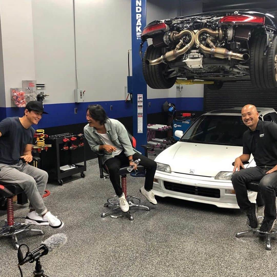 サン・カンさんのインスタグラム写真 - (サン・カンInstagram)「Good to be home @semagarage... honored to be amongst men I respect @spagssr @greddykenji @thatdanielwu . Wonderful conversation about #jdm/tuner culture-past - present and future. Learned a lot, hope you catch it on #sema360 .  Thank you Kenji for letting me take your masterpiece for a spin.」10月8日 0時46分 - sungkangsta