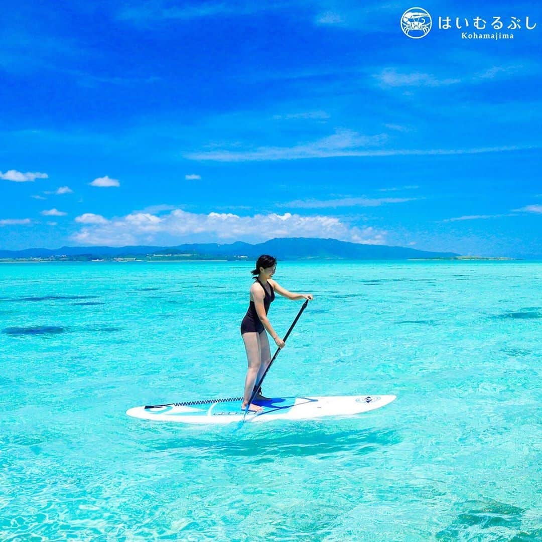 HAIMURUBUSHI はいむるぶしさんのインスタグラム写真 - (HAIMURUBUSHI はいむるぶしInstagram)「小浜島・はいむるぶしから癒しの風景をお届けします。 青く澄んだ海をSUPでクルージング。 白い砂地に影が映り込み、宙に浮いたように見えます。 #沖縄 #八重山諸島 #サンゴ礁 #海 #スタンドアップパドル #sup #クルージング #小浜島 #リゾート #ホテル #はいむるぶし」10月8日 0時51分 - haimurubushi_resorts