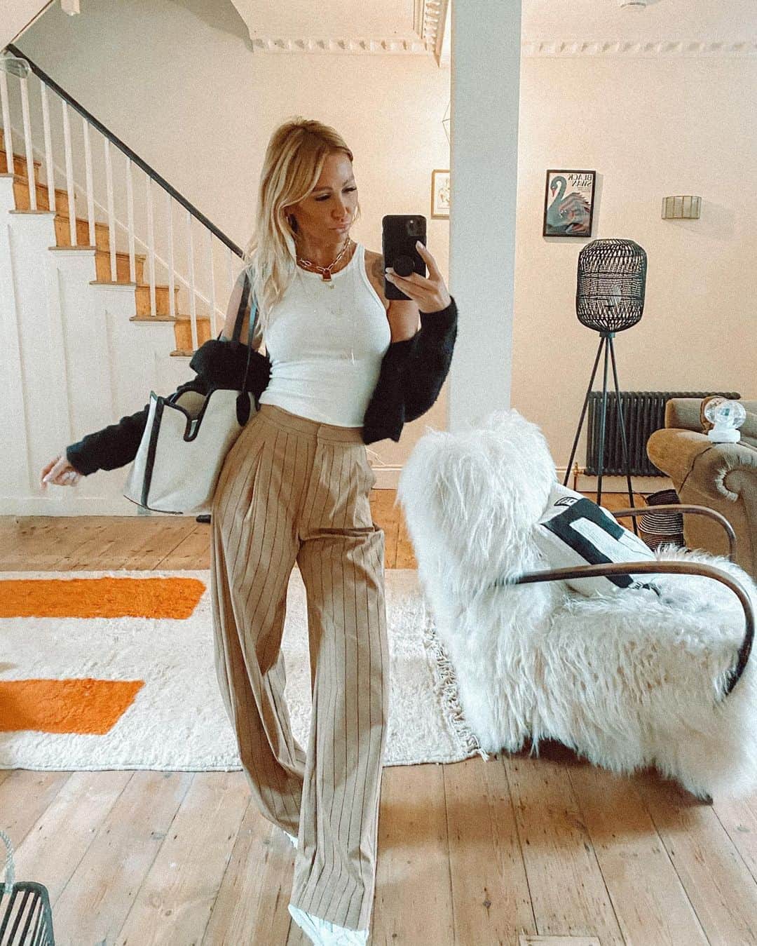 ルー・ティーズデールのインスタグラム：「Dressed to match the living room 🦦」