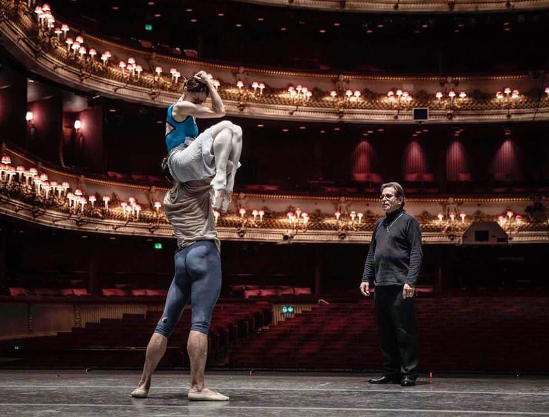 ロベルト・ボッレさんのインスタグラム写真 - (ロベルト・ボッレInstagram)「Today last year. With @marianelanunezofficial at @royaloperahouse #manon #stage #rehearsal ❤️」10月8日 0時56分 - robertobolle