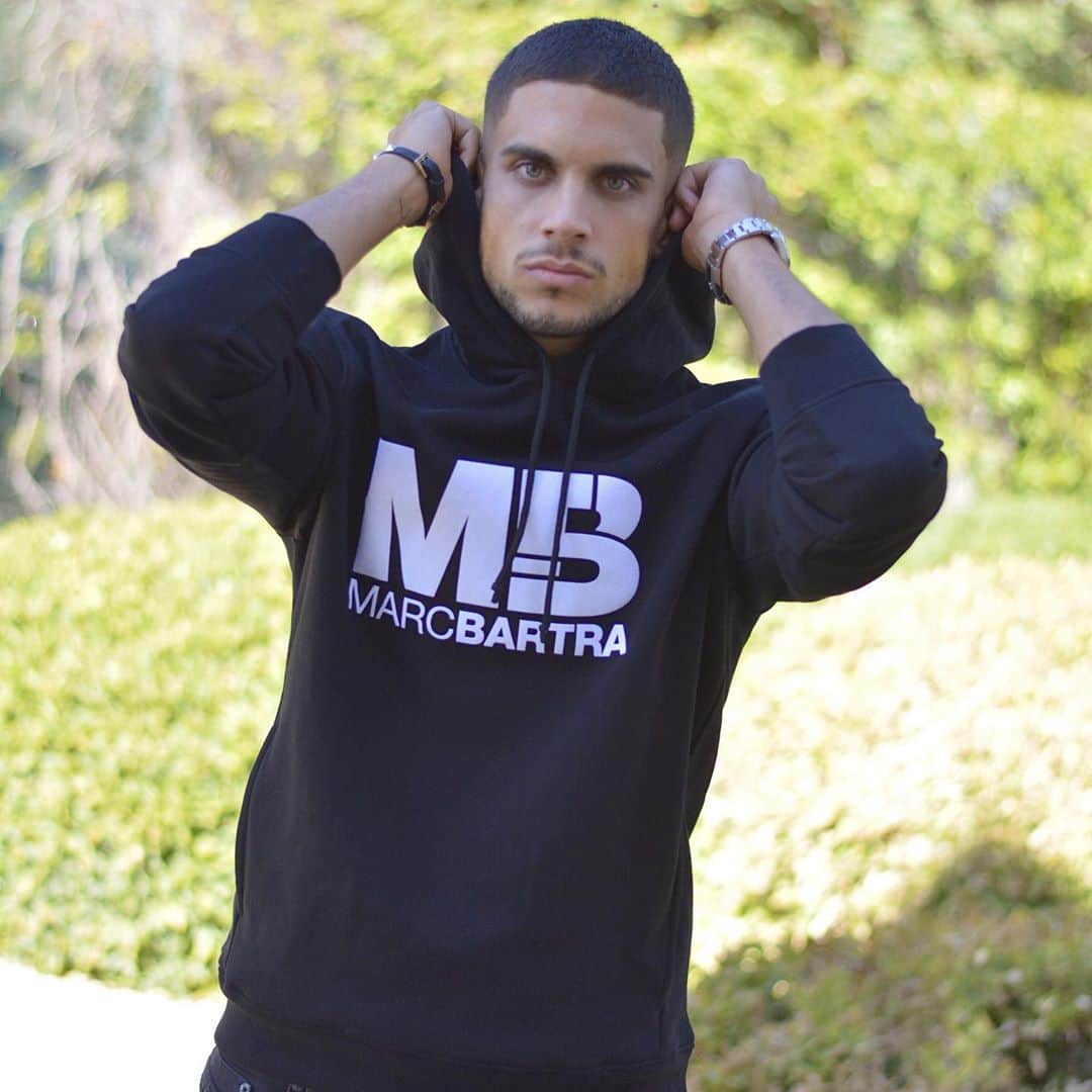 マルク・バルトラのインスタグラム：「Atentos! Como estamos de celebración, voy hacer un concurso regalando 10 prendas de mi colección de @myidolbrand (link en mi bio para verla entera). Habrá 5 ganadores!  Para participar tenéis que:  - Comentar mencionando a un amigo.👇🏼 - Seguir la cuenta de myidolbrand. ✅  Mucha suerte a tod@s! 😊💪🏼」