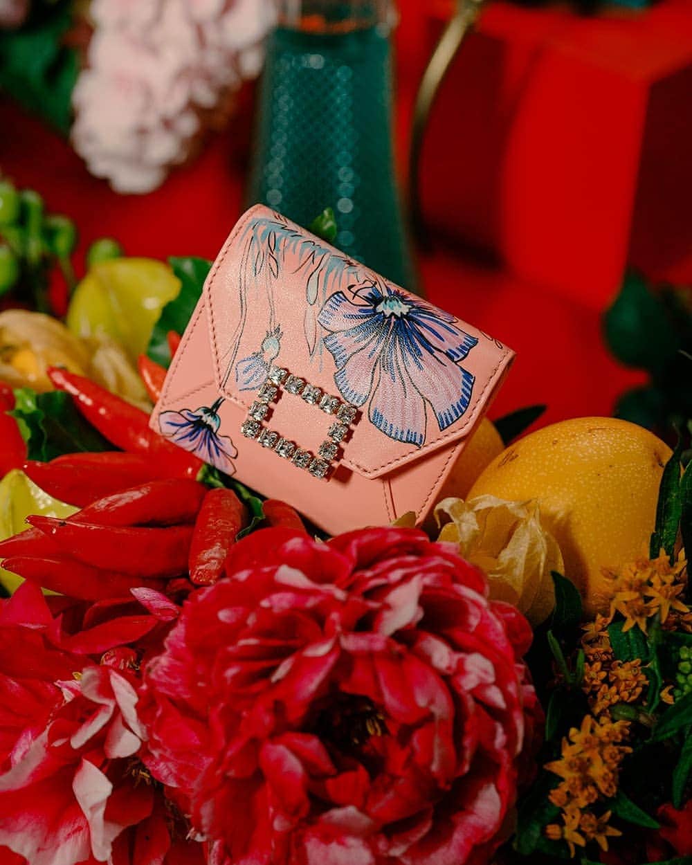 ロジェ・ヴィヴィエさんのインスタグラム写真 - (ロジェ・ヴィヴィエInstagram)「@GherardoFelloni brings his floral inspiration to life with shoes and accessories that feature hand painted and embroidered flowers by artisans, making each piece unique.   #RogerVivier #SS21 #GherardoFelloni #PFW #HotelVivier   Photographer: @IlariaDatri_」10月8日 1時00分 - rogervivier