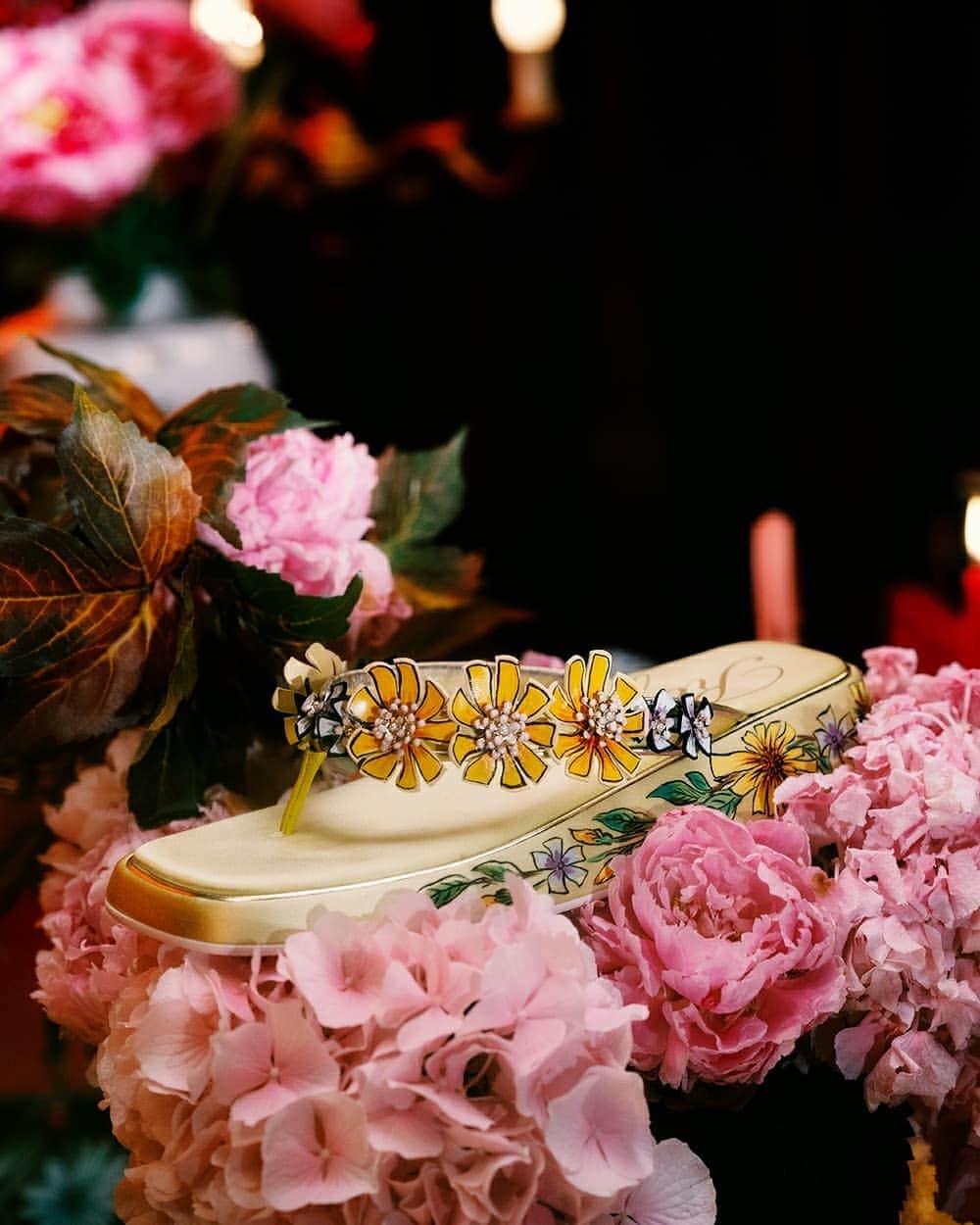 ロジェ・ヴィヴィエさんのインスタグラム写真 - (ロジェ・ヴィヴィエInstagram)「@GherardoFelloni brings his floral inspiration to life with shoes and accessories that feature hand painted and embroidered flowers by artisans, making each piece unique.   #RogerVivier #SS21 #GherardoFelloni #PFW #HotelVivier   Photographer: @IlariaDatri_」10月8日 1時00分 - rogervivier