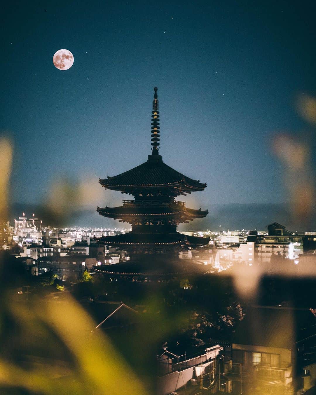 山中海輝のインスタグラム：「Best views from the roof top bar in Kyoto. 京都大好き。」