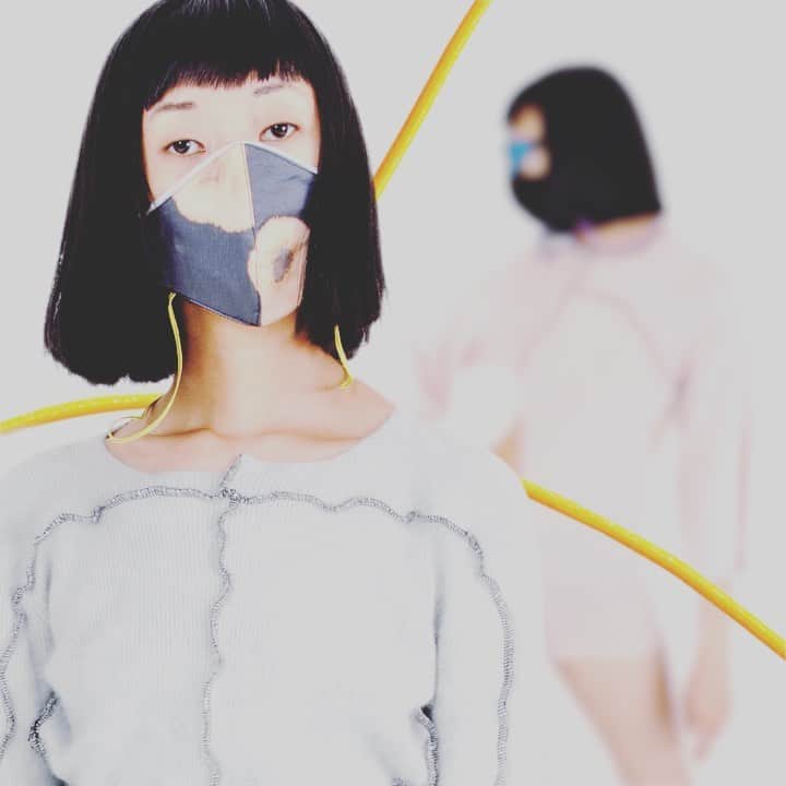 アンドレアクルーズのインスタグラム：「Reversible fashion masks now available.  Made in collaboration with @lesliedavidstudio.  Each one is unique and handmade in Paris.  Get yours 💚 #andreacrews #lesliedavid #collaboration #fashionmask #fashionweek」
