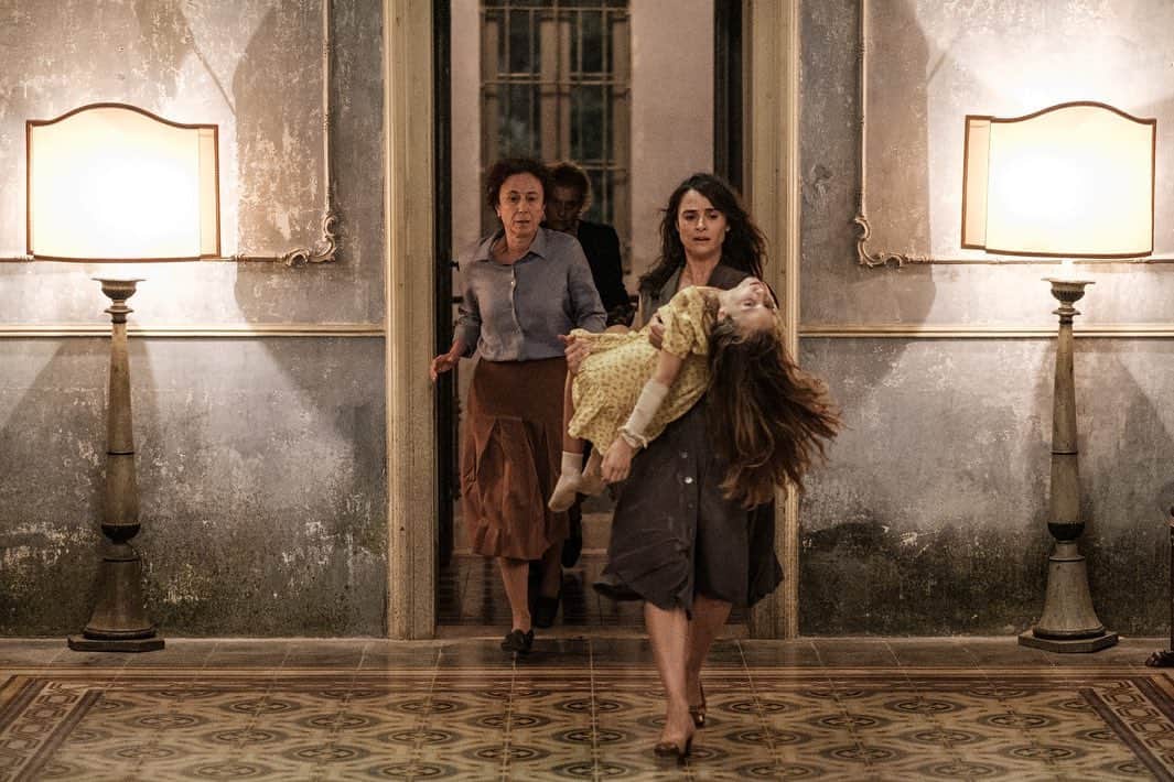 ミア・マエストロのインスタグラム：「Thank you for watching 🙌🏻 THE BINDING has been in the top 10 films on @Netflix worldwide this week. So thrilled that so many of you are tuning in! Thank you Italy, France, Germany, Brazil, Poland, Argentina, Belgium, Emirates, US and so forth! 🇮🇹🇫🇷🇦🇷🇧🇷🇺🇸🇲🇽🇧🇪🇲🇨  📷 @matteo_leonetti」