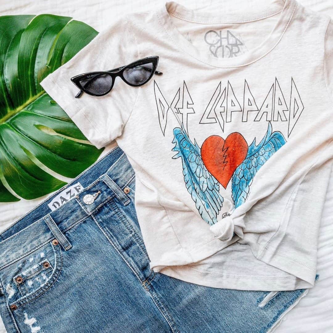 チェイサーのインスタグラム：「We found the perfect graphic tee🔥😍 @luciaboutique #chaserbrand #defleppard #graphictee #bandtee #graphictshirt」
