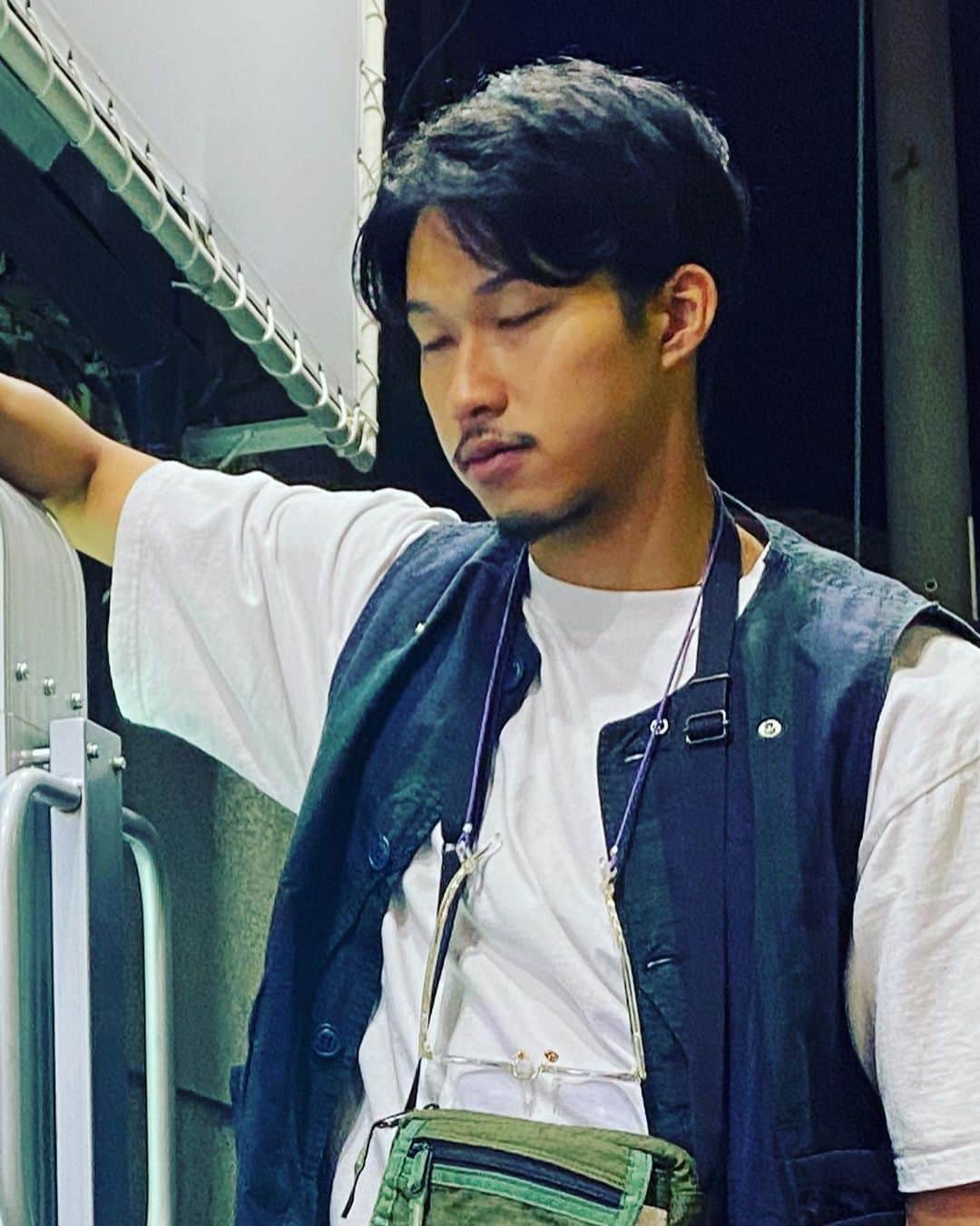 ソウタヤマモトさんのインスタグラム写真 - (ソウタヤマモトInstagram)「【#コーデヤマモト】 こんばんは、更新頻度上げてきてます、ゴブサタヤマモトです。  フォロワーが減ってるのに気づいて、投稿頻度上げたら、フォロワー減りました。僕はそんなことではめげません。さらに頻度上げていきます。おちりちん。  Tシャツ:proclub ベスト:sassafras パンツ:used 靴:converse 鞄:porter 靴と鞄の漢字:似てる すし:1皿150円より 旬の海鮮との出逢い:なに？  #ソウタヤマモト #コーデヤマモト #proclub #sassafras #usedclothing #porter #converse #MHL #adsr #おちりちん」10月8日 1時06分 - sota_tim