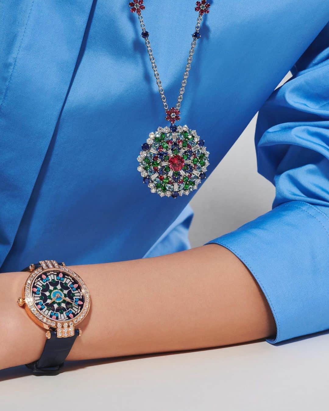 Harrodsさんのインスタグラム写真 - (HarrodsInstagram)「Paying homage to a truly unique jewelled artwork, commissioned by @harrywinston in the 1990s, the #WinstonKaleidoscope high jewellery and timepiece collection explores the vibrant spectacle of its namesake – the beauty and colour conjured by a kaleidoscope. Brilliantly hued gemstones – from red rubellites to green tsavorites, purple sapphires and aquamarines – are set in symmetrically patterned pendants, with no detail too small to be overlooked.   Find #HarryWinston in Fine Jewellery on the Ground Floor.   #Harrods #HarrodsFineJewellery」10月8日 1時09分 - harrods