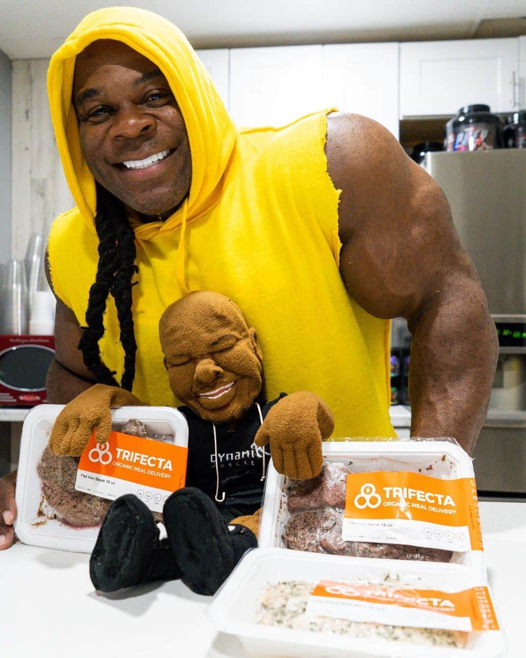 カイ・グリーンのインスタグラム：「A question that comes up time and time again is what’s your favorite cheat meal Kai? Quite honestly, I don’t ever indulge too much and have learned that sticking to my protocols of lean proteins, whole grains, and vegetables serves me best in the attainment of my goals. Remember that nutritious, healthy eating starts with REAL whole foods that are made as close to their natural state as possible. @Trifecta uses ingredients that harness the power of nature to provide amazing flavor and pack in powerful nutrition. Real food, that’s honestly really good!! Reach your full potential and weight loss goals with unrefined, fresh, never frozen ingredients today! Give them a try and let me know what you guys think!!  👉🏾Get My Meals By Clicking The Link In My Bio Or Log On To trifectanutrition.com/kaigreene」