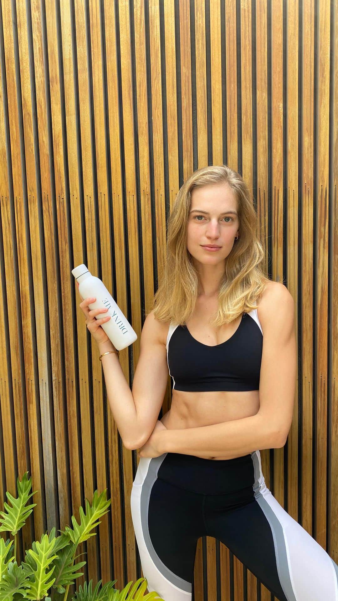 ヴァネッサ・アクセンテのインスタグラム：「I love these exercises because I can even do them without a mat basically anywhere when I’m traveling.」
