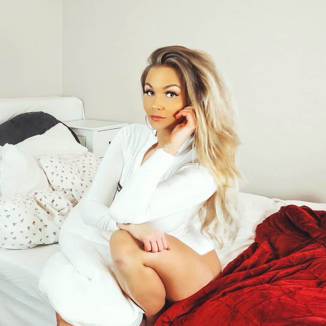 Keelaのインスタグラム：「Mood right now ➡️ 😄💁🏼‍♀️🍕🎶」