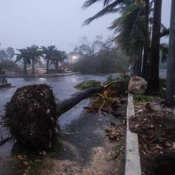 Primer Impactoさんのインスタグラム写真 - (Primer ImpactoInstagram)「El #huracán #Delta toca tierra cerca de #Cancún con vientos de hasta 110 millas por hora y avanza hacia EEUU.  En su paso por la Península de Yucatán dejó turistas atrapados, inundaciones y estructuras derribadas.  El huracán tocó tierra en la madrugada del miércoles con vientos máximos sostenidos de 110 millas por hora.   Los expertos temen que retomará fuerza una vez que se adentre en el Golfo de México y que alcanzará de nuevo la categoría 4 antes de impactar en el sur de #EstadosUnidos.   El huracán causó apagones en partes de la ciudad de Cancún y la isla de #Cozumel.  Más fotografías de lo ocurrido en el link de nuestra biografía.  Espera a las 5pm/4c el reporte del tiempo con @officialjackieg.   Fotos: Victor Ruiz Garcia/AP.  #PrimerImpacto.」10月8日 1時13分 - primerimpacto