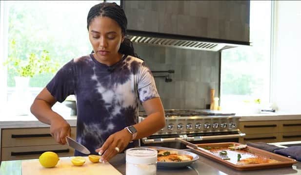 エイヨシャ・カレーのインスタグラム：「All the goodness in THE FULL PLATE is officially on shelves, buttt did you know one of my favorite recipes is also in #FitbitPremium?🤤 And you can get 6 months of Premium FREE with a #FitbitSense smartwatch! It’s what I’ve been using to track my health and monitor any stress I’ve had throughout this crazy time. If you haven’t yet, sign up in the @fitbit app & find my recipe in Premium (hiii Sheet Pan Tilapia with Broccolini)! Join me and let’s get cooking virtually together!❣️ #fitbitambassador #linkinbio #thefullplate」