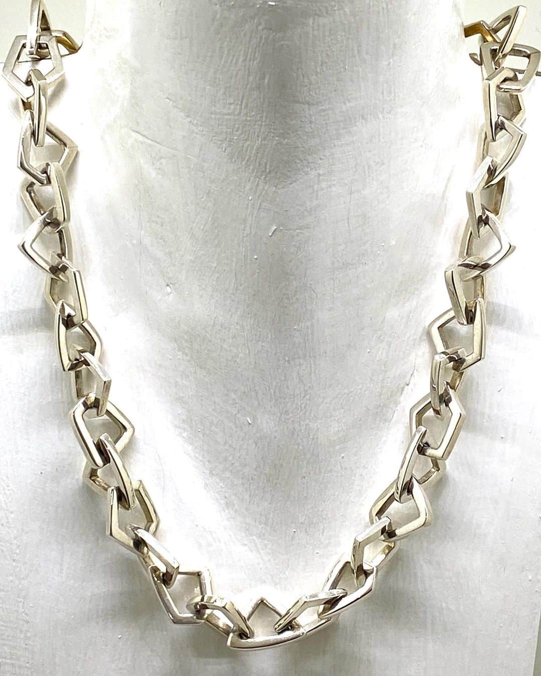 ホアキンベラオのインスタグラム：「La peculiaridad de este collar de eslabones, es que cada eslabón es diferente, esto le hace su complicación a la hora de ejecutarlo, de esta forma le hace especial y diferente, se fabrica en plata y oro . Tú decides」