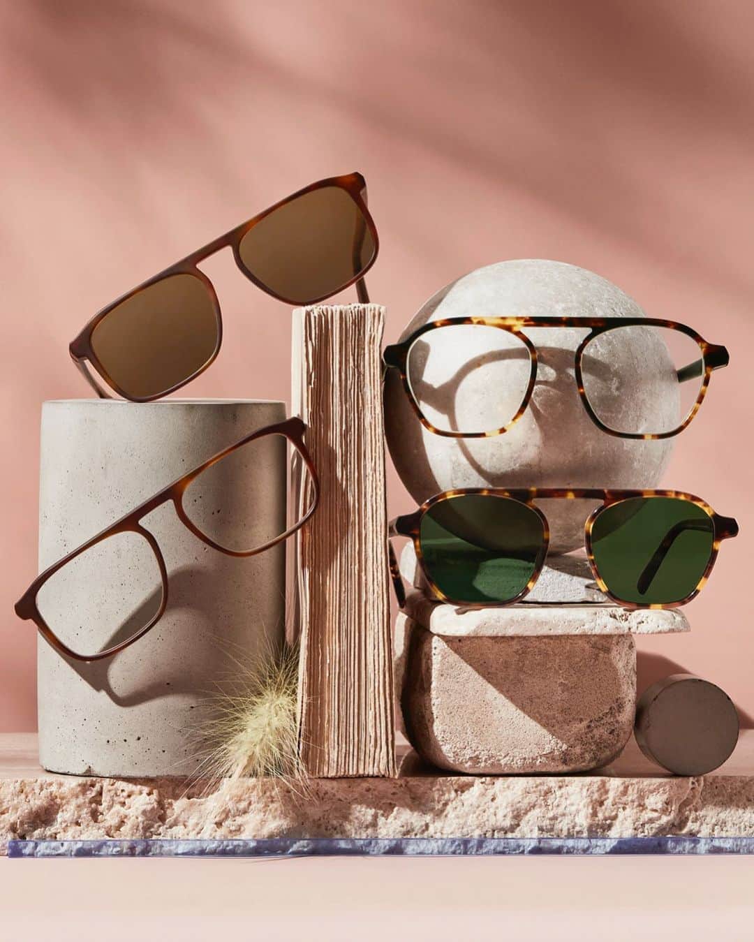 のインスタグラム：「ICYMI: yesterday we launched a collection of classic silhouettes with bold brow bars instead of nose bridges (Sunglasses 😎 or eyeglasses 🤓—the choice is yours.) Shop our Crossbar Edit with the link in bio!」