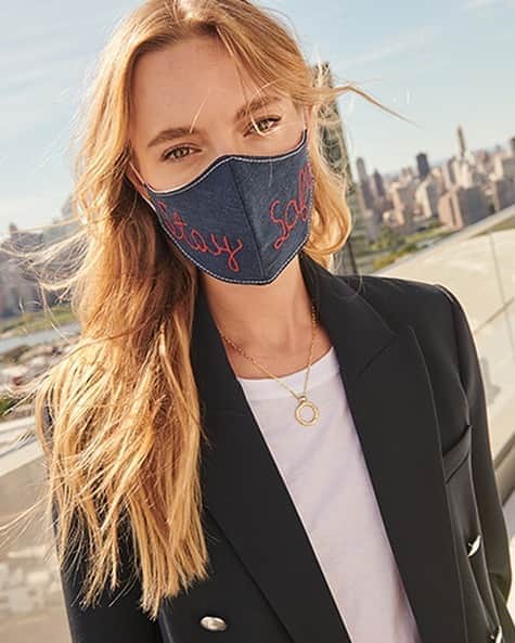 Bloomingdale'sさんのインスタグラム写真 - (Bloomingdale'sInstagram)「If you can read our mask, you’re too close😉 . . . . . . #facemask #facemaskselfie #facecovering #fashionmasks #bloomingdales」10月8日 1時35分 - bloomingdales