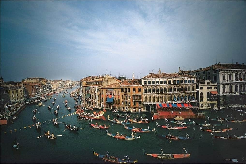 Gerd Ludwigさんのインスタグラム写真 - (Gerd LudwigInstagram)「Photo by @williamalbertallard – Regatta on the Grand Canal / Venice, Italy 1969  “In this image we see a flowing procession of colorful gondolas on the famous waters of that beautiful city where people look down from balconies on the ancient buildings textured with brick and stone. The image is reminiscent of a miniature painting although, of course, it is a photograph.”  My dear friend and Nat Geo colleague Bill Allard is offering this print, along with several others, as part of his annual flash sale. This print is offered as a 6” x 9” image on a 9” x 11” paper. It is produced with archival ink on archival watercolor paper and signed with graphite pencil on the front border.   Bill is an extraordinary Nat Geo photographer who defined color photography in his intimate, incredible images through the decades. This is the perfect gift for a young aspiring photographer or anyone who appreciates great photography. To see more, visit the link in @williamalbertallard bio.」10月8日 1時36分 - gerdludwig