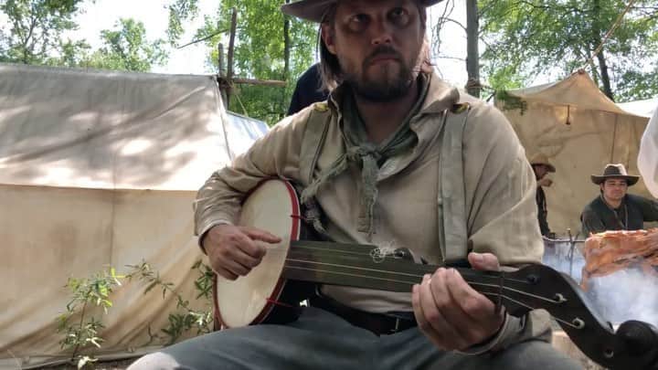 アダム・シャピロのインスタグラム：「Nothing better than listening to @chancemccoymusic riffing between takes on #TheGoodLordBird. Our horses would run into eachother and snap the neck of that vintage banjo thingy a couple days later. 😂」