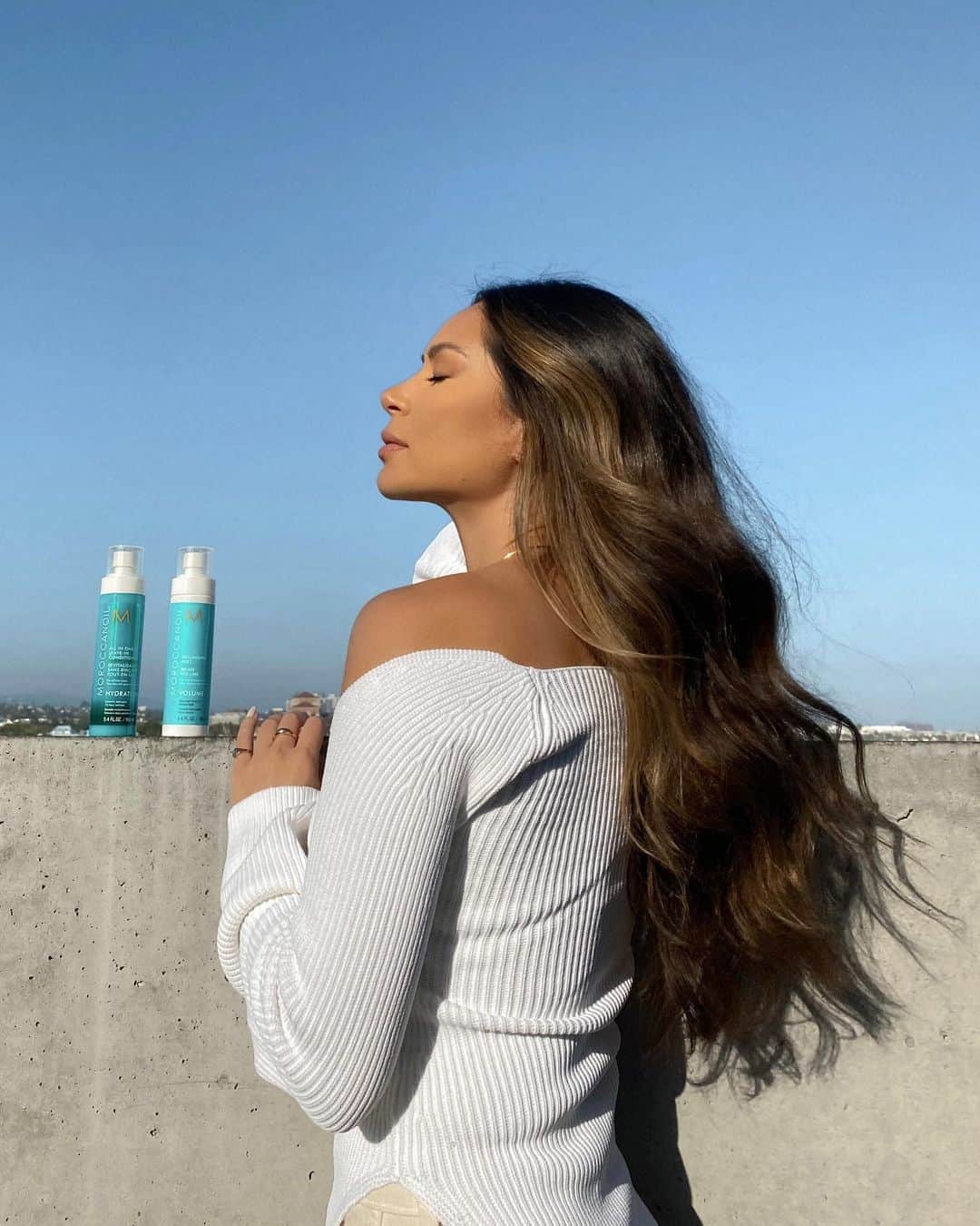 Marianna Hewittのインスタグラム：「Two steps I ✨always✨ do in my hair routine are leave in conditioner and volumizing spray. This makes for a perfect base before styling my hair.   Step 1: Use @moroccanoil all in one leave in conditioner on towel dried hair to detangle, hydrate and protect (plus it smells SO GOOD)  Step 2: Spray the volumizing mist on your hair from roots to ends to give weightless volume Step 3: blow dry then style   Available at @sephora #MoroccanoilPartner」