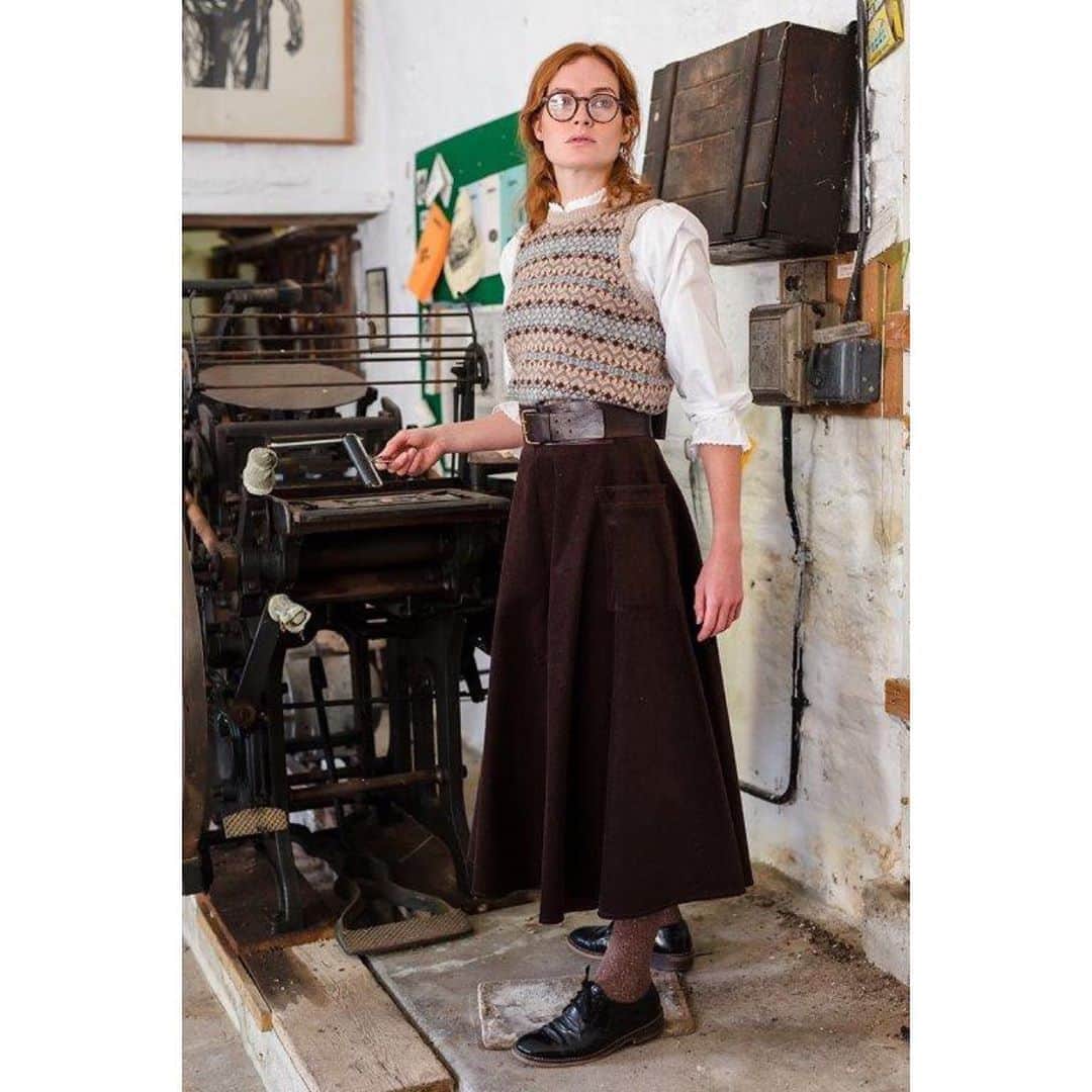 のインスタグラム：「Cosiest of cosy. The half circle skirt has launched @christina_strutt @scottlongjphoto @vcjobb #madewithlove #cabbagesandroses #cabbagesandrosesfashion #winterskirt #aw20 #bruton #brutonsomerset #shoplocal #buybetterbuyless #limitededition」
