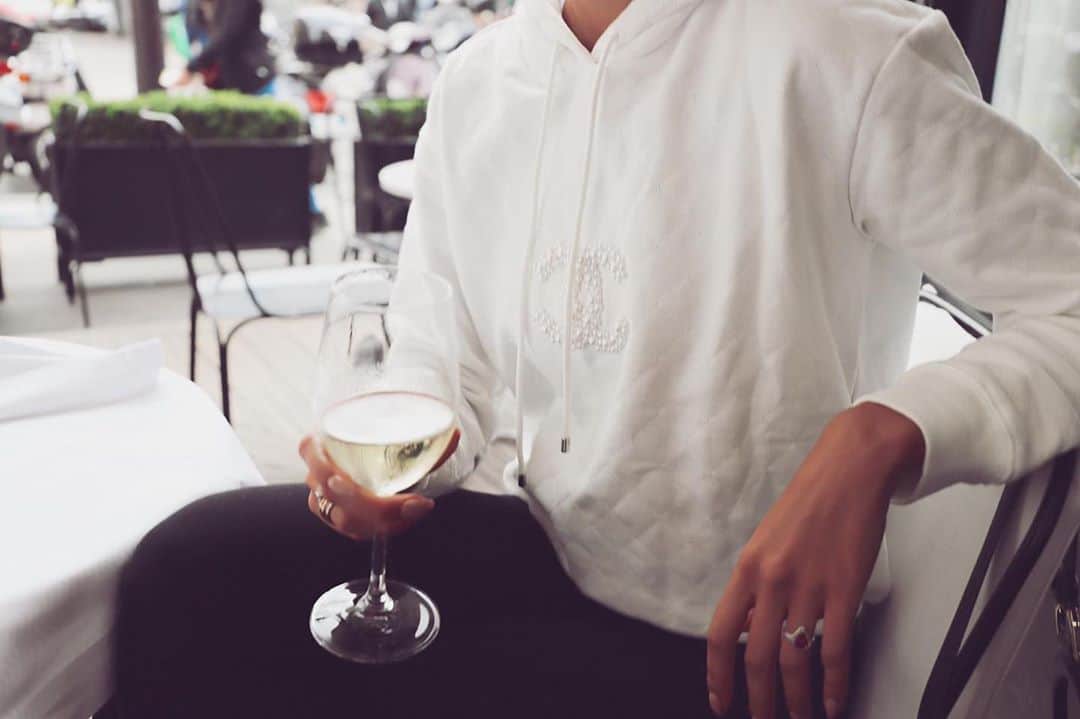 ジョアナ・サンスのインスタグラム：「La mejor forma de terminar un día 🥂 #lifestyle」