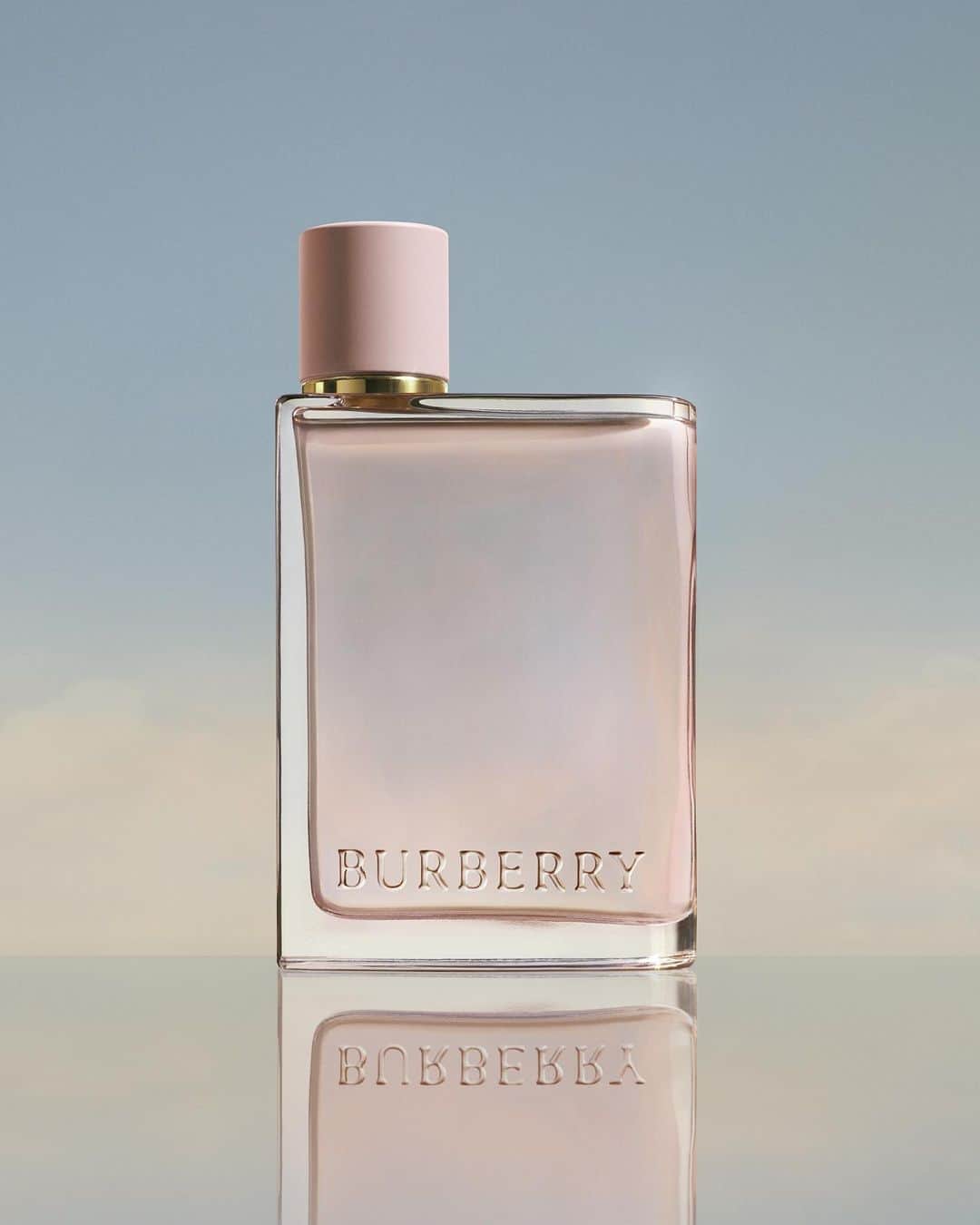 Burberryさんのインスタグラム写真 - (BurberryInstagram)「#BurberryHer’s fresh, fruity notes call to mind red and dark British berries - balanced by sweet jasmine and violet accords . #BurberryBeauty @BurberryBeauty」10月8日 1時55分 - burberry