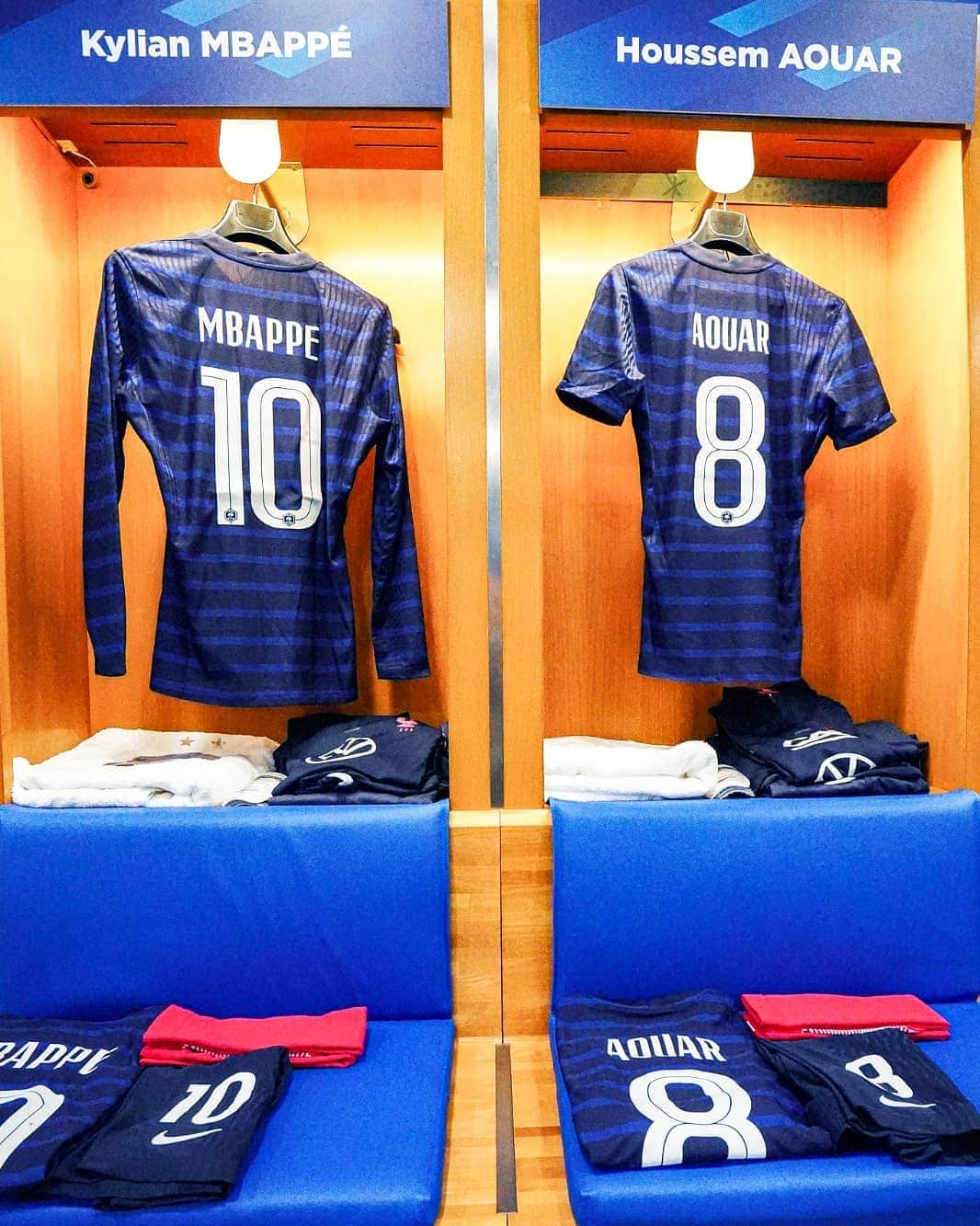 サッカー フランス代表チームさんのインスタグラム写真 - (サッカー フランス代表チームInstagram)「Les vestiaires sont prêts 👌 Rendez-vous à 21h10 pour le coup d'envoi 👊 ! #FiersdetreBleus #FRAUKR」10月8日 1時48分 - equipedefrance