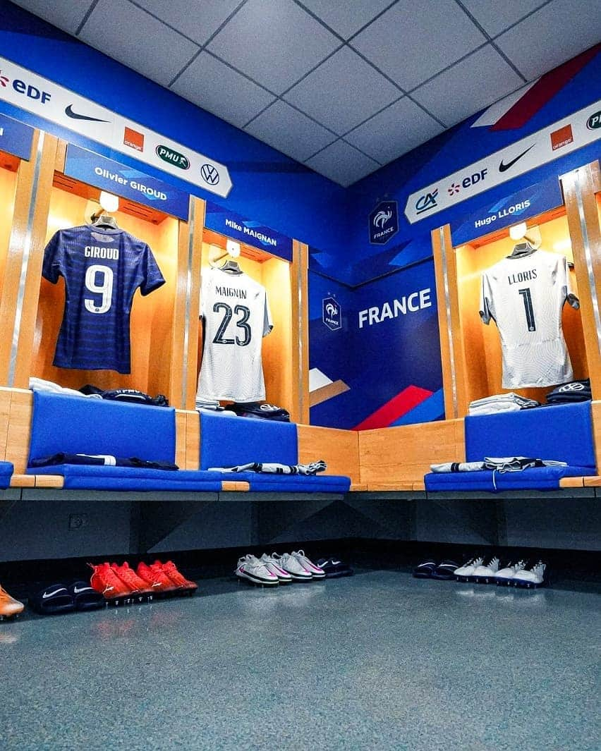 サッカー フランス代表チームさんのインスタグラム写真 - (サッカー フランス代表チームInstagram)「Les vestiaires sont prêts 👌 Rendez-vous à 21h10 pour le coup d'envoi 👊 ! #FiersdetreBleus #FRAUKR」10月8日 1時48分 - equipedefrance