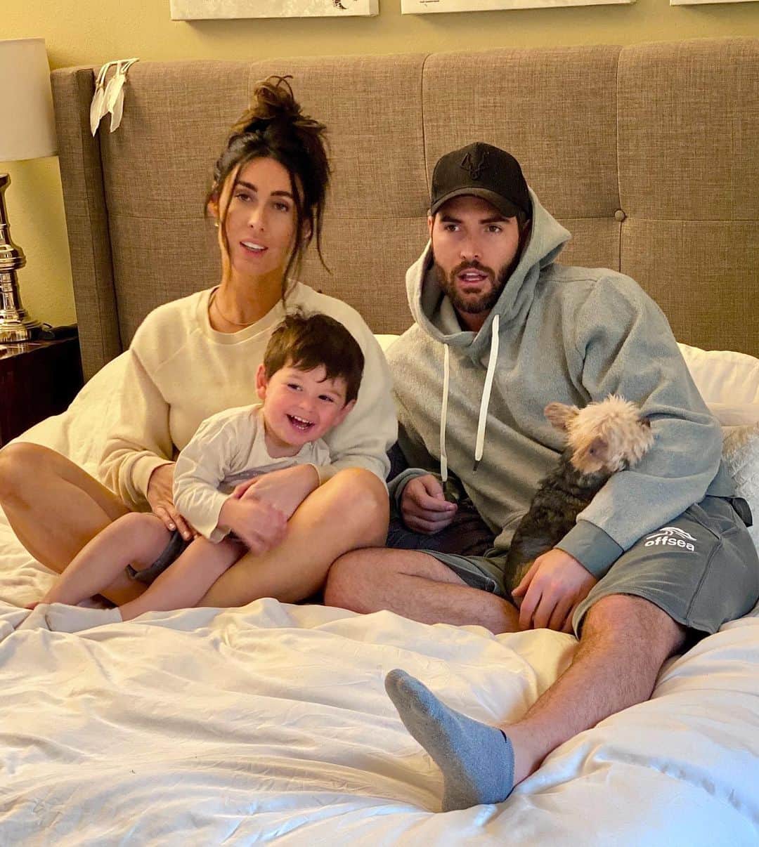 ニック・ベイトマンのインスタグラム：「Toddlers have too much energy 😂」