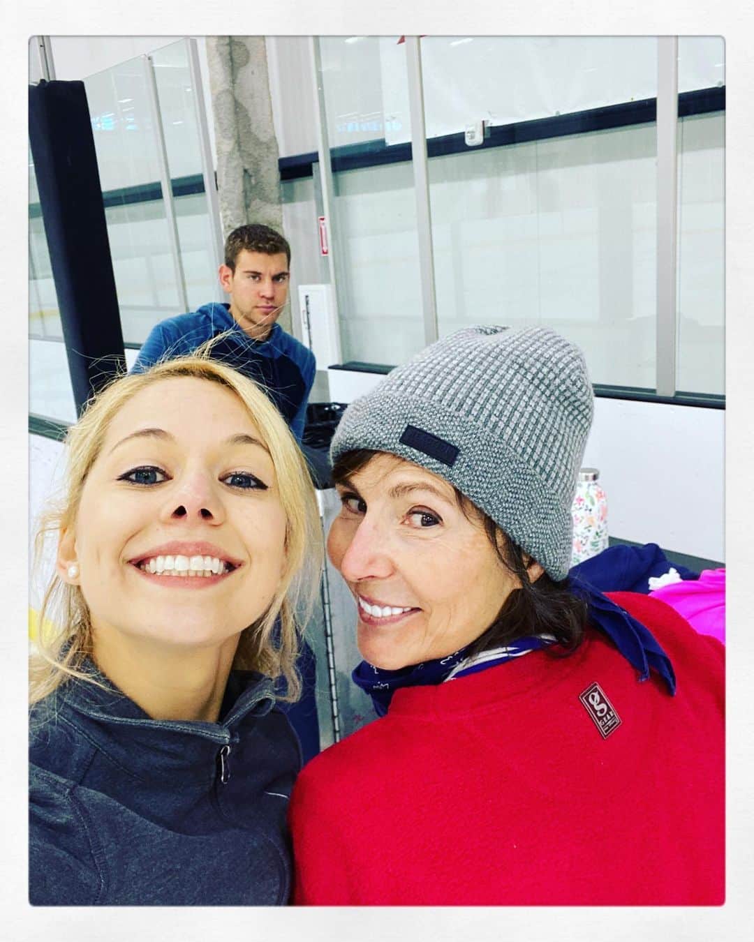 アレクサ・シメカのインスタグラム：「Throwback to choreography days with Renee and no masks 🎭 😷  hi Brandon 👋🏻 #figureskating #choreography #lovewhatyoudo」