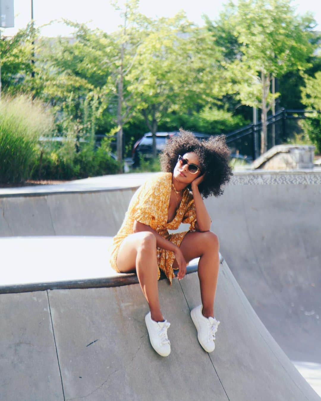 カテリーナ・グレアムのインスタグラム：「@fostergrant challenged me to wear one pair of Foster Grant sunnies for 5 days in 5 ways. So me and my fro did what we do 😎  Who wants to do this challenge with me?! Post it on your stories and tag Foster Grant and we will re-post it. Let’s get cute kids!  📸: @dijonnaise911」