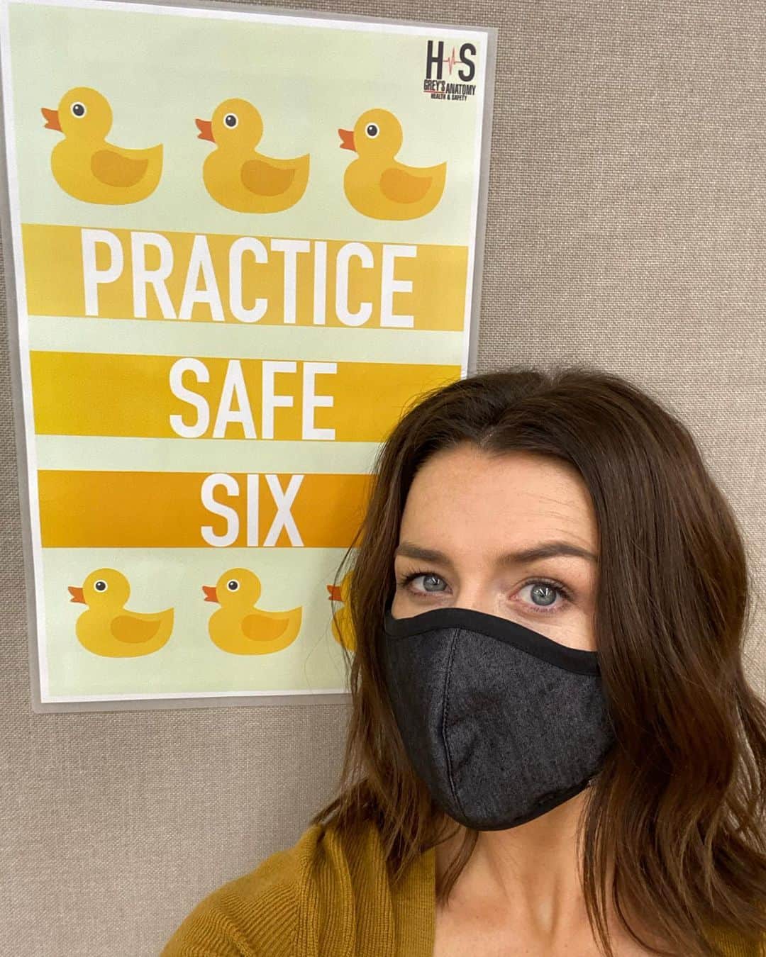 カテリーナ・スコーソンのインスタグラム：「Our health and safety department makes signs in all the genres. Sweet. Scary and Saucy. #saucysafety #safesix @greysabc @thegoodman13」