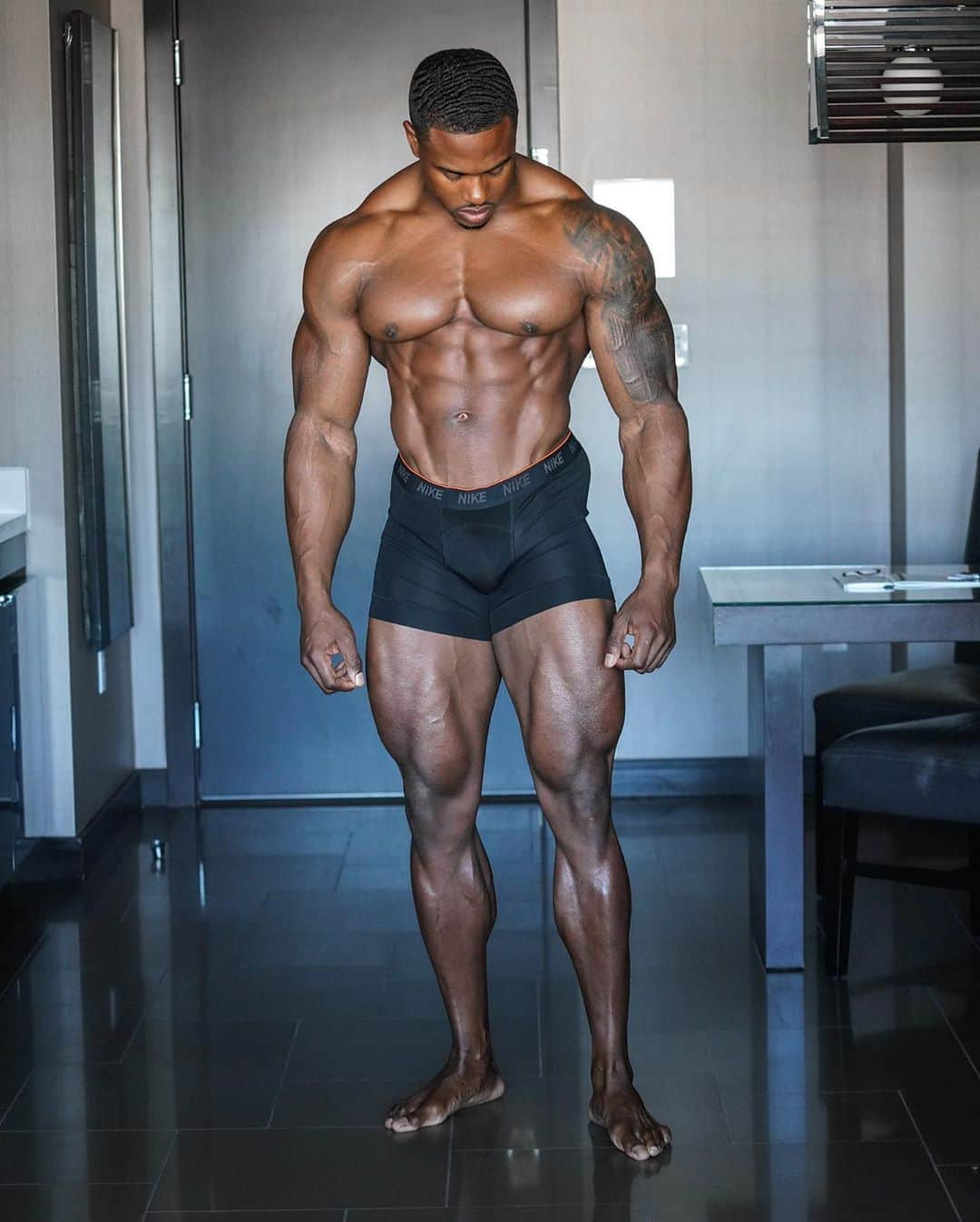 Simeon Pandaさんのインスタグラム写真 - (Simeon PandaInstagram)「It’s leg day baby! 🙌🏾 Who’s getting under a bar today? Read this ⤵️⁣ ⁣ I had a chat with someone about how some of the bodybuilders with the biggest legs do not barbell squat 😱 I’ve always known this 😏 but for me, barbell squatting hasn’t necessarily been about growing my legs the ‘fastest’ way possible. I think I see it as a rite of passage, to be a true weightlifter (not bodybuilder) you have to get under a bar. ⁣ Now that is my own thought process, it doesn’t have to align with yours, after all, we all have different goals. ⁣ ⁣ For example, for many ‘competitive bodybuilders’ the focus is solely on improving size, strength is not really a concern, or is an afterthought. As a non competitive bodybuilder my goals and driving force combines both in almost equal measure. Sure I want to build an impressive physique but I also want to be a powerful weightlifter. When was the last time you looked over and thought, ‘that’s a great set of leg extensions bro’ 😅 but we all have admiration for a clean powerful squat 🙌🏾⁣ ⁣ What are your thoughts? ⁣ ⁣ 💴 Sign up to the @elimin8challenge for your chance to win a share of $6,000 💵 just to get in the best shape of your life 💪 Head to Elimin8.com  Link in bio⁣⁣⁣⁣ ⁣⁣⁣⁣⁣⁣⁣ 💊 Follow @innosupps INNOSUPPS.COM ⚡️ for the supplements I use👌🏾⁣⁣⁣⁣⁣⁣⁣⁣ ⁣ #simeonpanda #legday #squats」10月8日 1時59分 - simeonpanda