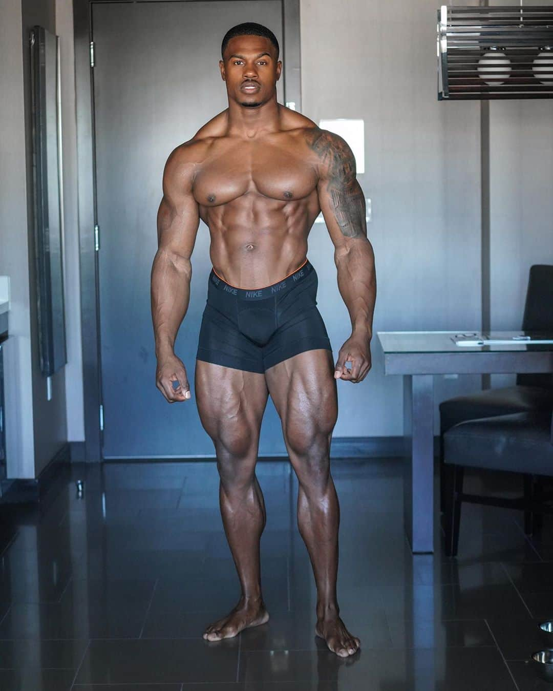 Simeon Pandaさんのインスタグラム写真 - (Simeon PandaInstagram)「It’s leg day baby! 🙌🏾 Who’s getting under a bar today? Read this ⤵️⁣ ⁣ I had a chat with someone about how some of the bodybuilders with the biggest legs do not barbell squat 😱 I’ve always known this 😏 but for me, barbell squatting hasn’t necessarily been about growing my legs the ‘fastest’ way possible. I think I see it as a rite of passage, to be a true weightlifter (not bodybuilder) you have to get under a bar. ⁣ Now that is my own thought process, it doesn’t have to align with yours, after all, we all have different goals. ⁣ ⁣ For example, for many ‘competitive bodybuilders’ the focus is solely on improving size, strength is not really a concern, or is an afterthought. As a non competitive bodybuilder my goals and driving force combines both in almost equal measure. Sure I want to build an impressive physique but I also want to be a powerful weightlifter. When was the last time you looked over and thought, ‘that’s a great set of leg extensions bro’ 😅 but we all have admiration for a clean powerful squat 🙌🏾⁣ ⁣ What are your thoughts? ⁣ ⁣ 💴 Sign up to the @elimin8challenge for your chance to win a share of $6,000 💵 just to get in the best shape of your life 💪 Head to Elimin8.com  Link in bio⁣⁣⁣⁣ ⁣⁣⁣⁣⁣⁣⁣ 💊 Follow @innosupps INNOSUPPS.COM ⚡️ for the supplements I use👌🏾⁣⁣⁣⁣⁣⁣⁣⁣ ⁣ #simeonpanda #legday #squats」10月8日 1時59分 - simeonpanda