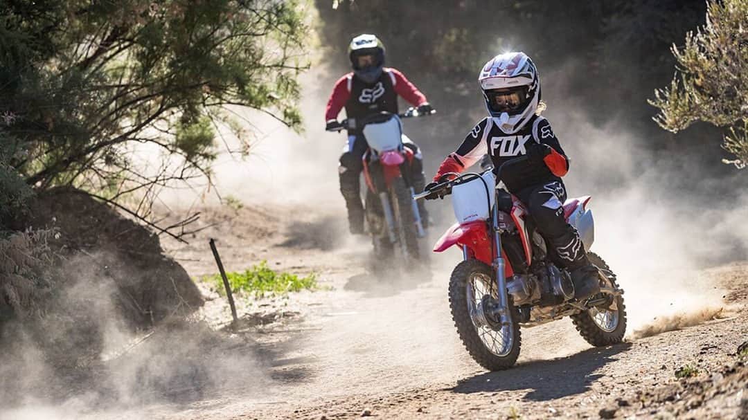 Honda Powersports USさんのインスタグラム写真 - (Honda Powersports USInstagram)「Your mini-me is ready to rip around the trail like one of the pros.   When you teach them what it means to #ridered you're also teaching them the confidence, responsibility and sportsmanship that helps build the riding community. #betteronahonda #crf110f #crfcollective」10月8日 2時00分 - honda_powersports_us