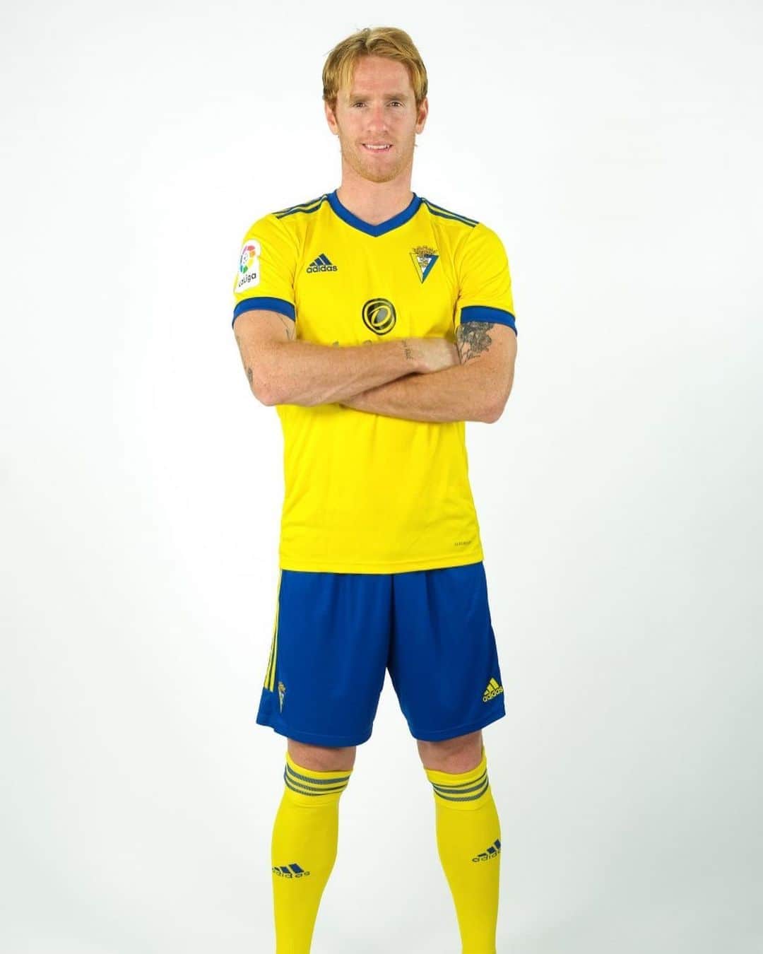アレハンドロ・フェルナンデス・イグレシアスのインスタグラム：「📸 Cádiz CF 💛💙」