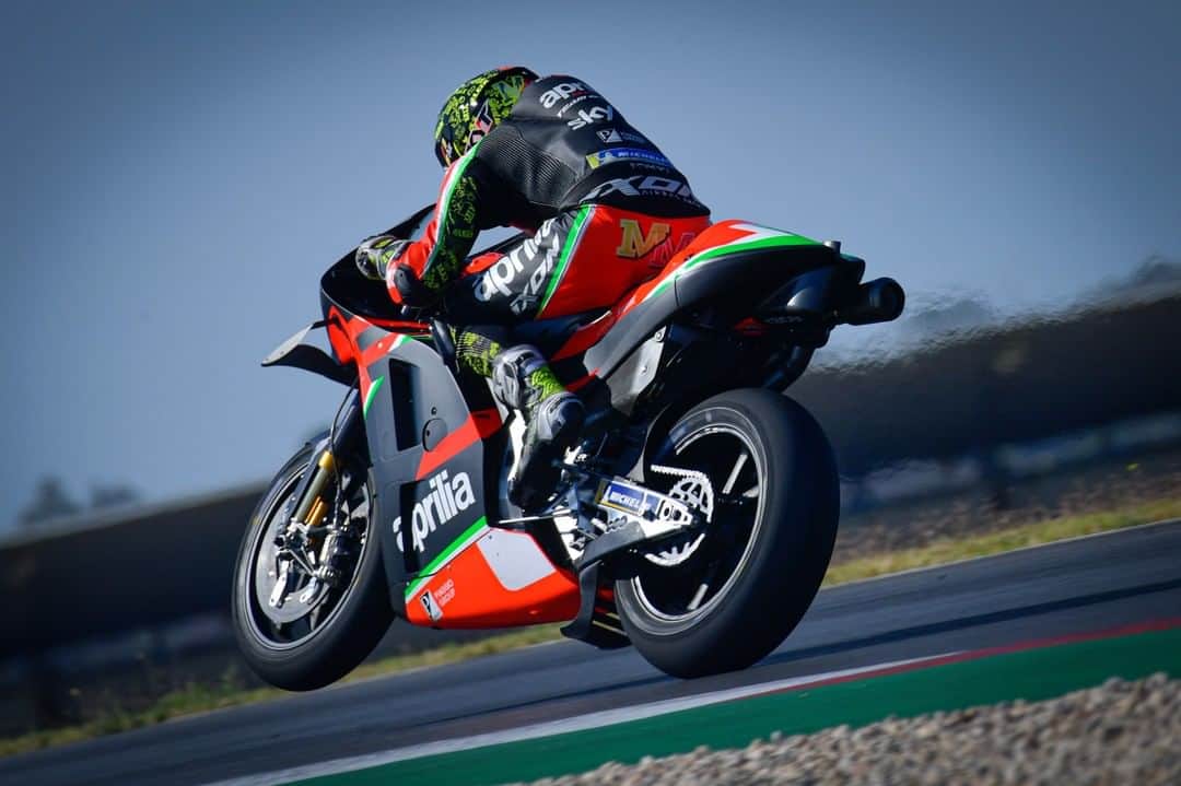 MotoGPさんのインスタグラム写真 - (MotoGPInstagram)「Hello Portimao! 👋🇵🇹 Day 1 of getting to grips with the ups and downs of this rollercoaster complete! More action tomorrow as the #PortimaoTest continues! 😎 #MotoGP #Motorcycle #Racing #Motorsport」10月8日 2時00分 - motogp