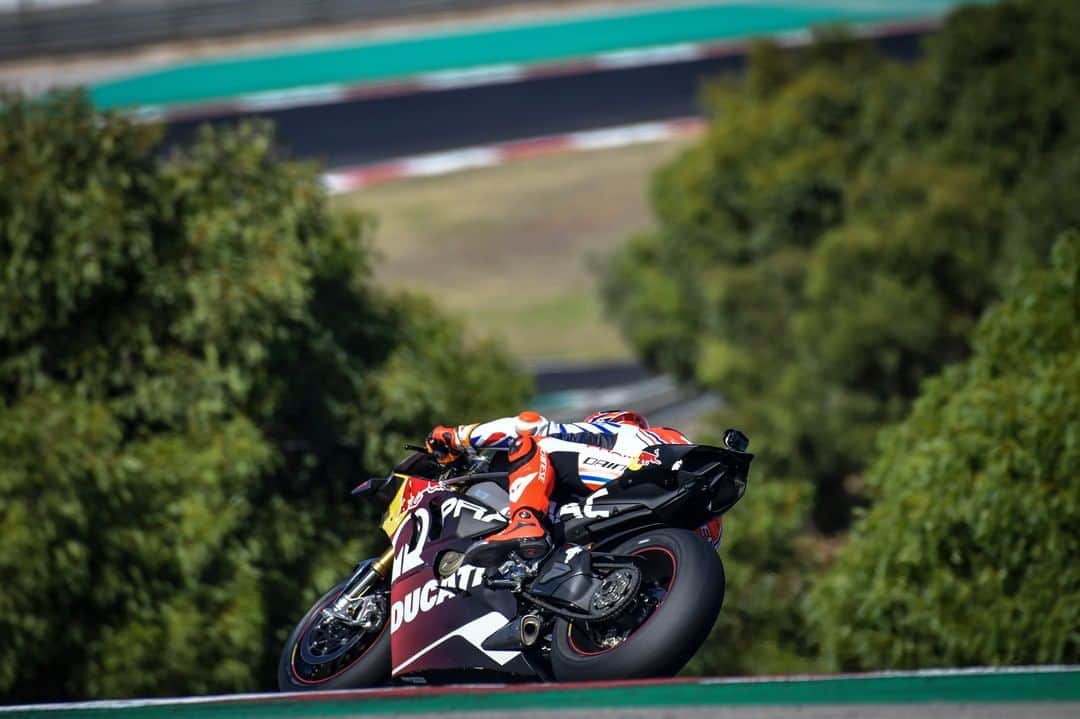 MotoGPさんのインスタグラム写真 - (MotoGPInstagram)「Hello Portimao! 👋🇵🇹 Day 1 of getting to grips with the ups and downs of this rollercoaster complete! More action tomorrow as the #PortimaoTest continues! 😎 #MotoGP #Motorcycle #Racing #Motorsport」10月8日 2時00分 - motogp