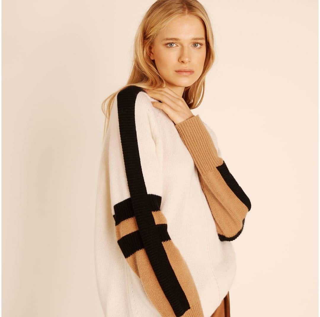 アマンダ ウェイクリーのインスタグラム：「The statement colour block crew neck… sumptuous cashmere with iconic sports luxe details  #cashmere #sportsluxe #colourblock #aw20 #chunkyknit」