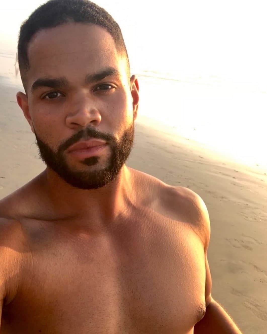 ディジョン・タルトンのインスタグラム：「Can we take a morning walk? Feet in the sand, ocean as the backdrop.」
