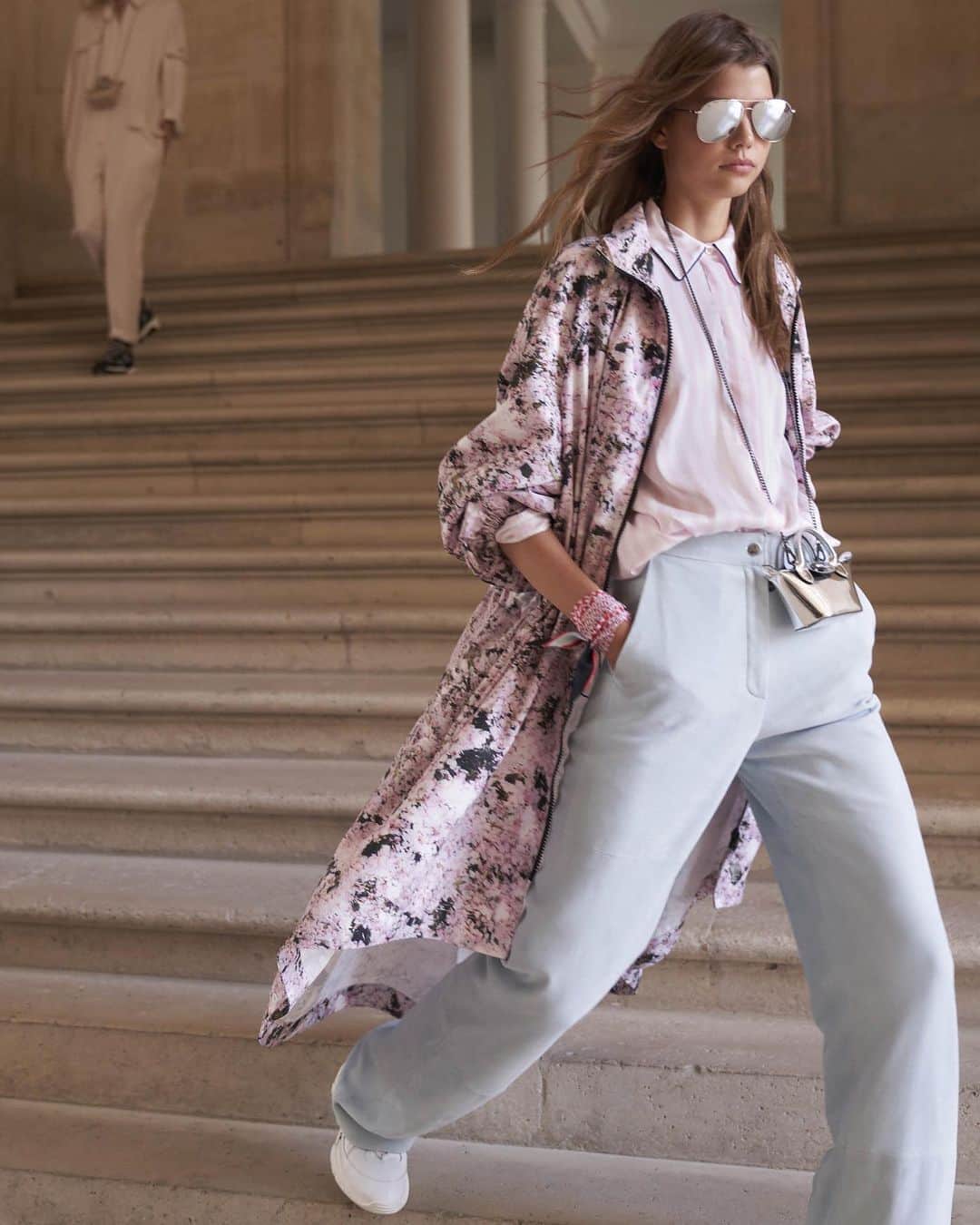 のインスタグラム：「A raincoat so beautiful, we wear it when there's sun. Featuring: Bouquet Printed Raincoat, Blouse, Leather Trousers, Freeminder Sneakers, Sunglasses, and the Nano Metallic Le Pliage, from our #LongchampSS21 collection.   #LongchampLePliage #LongchampRTW #Longchamp」