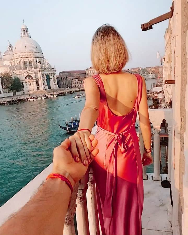 Murad Osmannのインスタグラム：「Venice, is one of the most unique Cities in the World - unique in that it is so welcoming, romantic, musical, friendly one of a kind . Once you have been in Venice you will never ever forget it. Who remembers our first photo from here?   Венецию считают одним из самых романтичных городов в мире.  Это Город любви, город на воде, прекрасный, чарующий, загадочный.  кто помнит нашу первую фотографию отсюда ?  At: @bauervenezia」